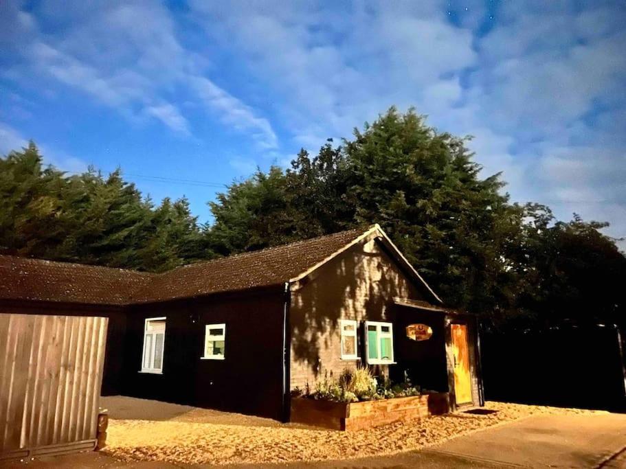 The Saddle Inn, Snetterton Circuit Norwich Exterior photo