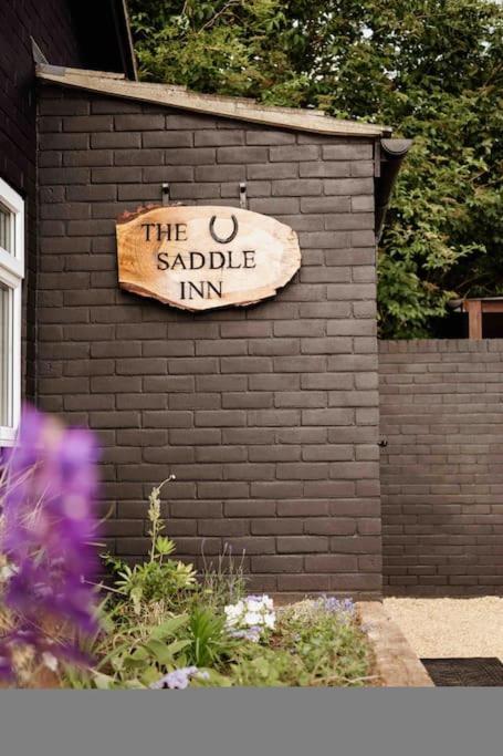 The Saddle Inn, Snetterton Circuit Norwich Exterior photo