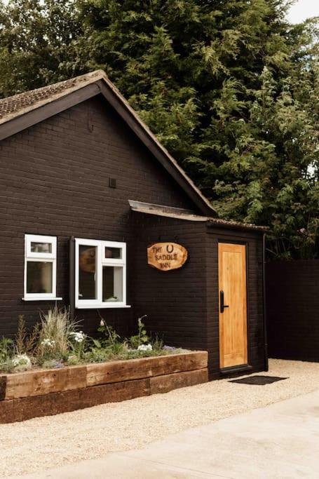 The Saddle Inn, Snetterton Circuit Norwich Exterior photo