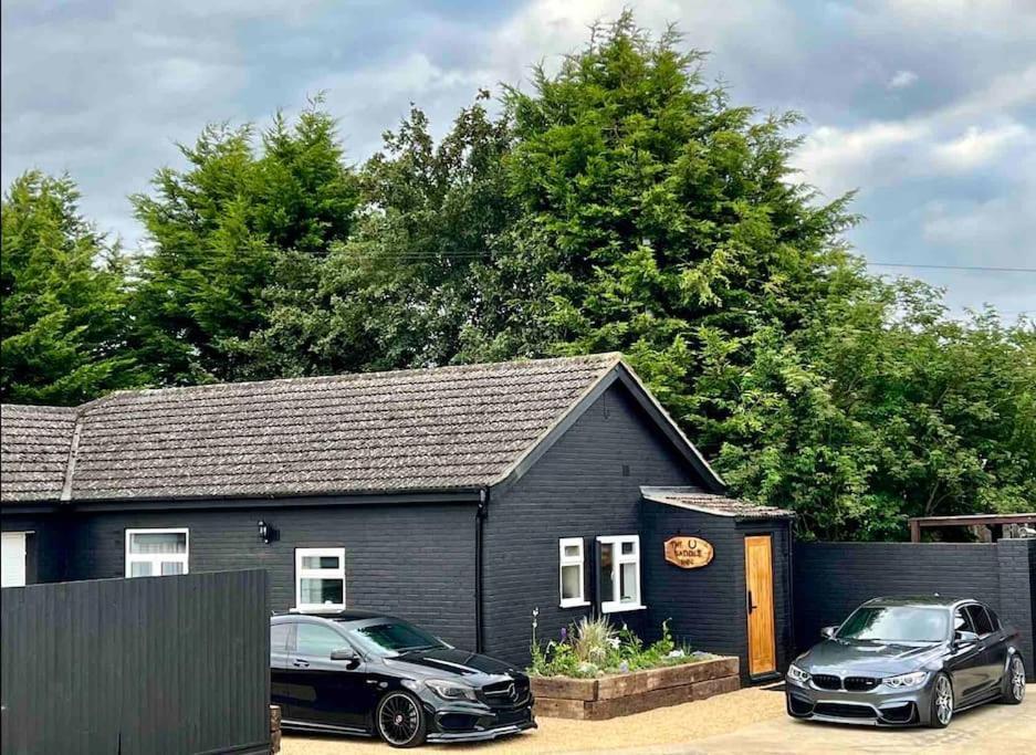 The Saddle Inn, Snetterton Circuit Norwich Exterior photo